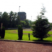 03-am-ende-des-sportplatzgelandes-mit-blick-auf-den-malakow-turm