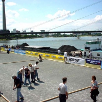 20-an-der-rheinuferpromenade-fuhren-die-schiffe-sehr-dicht-am-ufer-vorbei