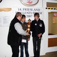62-wilfried-ubergibt-den-wanderpokal