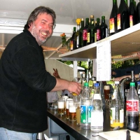 28-um-den-durst-der-boulespieler-zu-stillen-hatte-der-berliner-tiny-viel-zu-tun