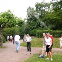 13-auf-den-wegen-war-fur-die-366-boule-spieler-viel-platz