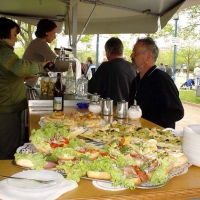 20-zusatzlich-zu-diesen-speisen-gab-es-noch-bratwurstchen-und-suppe