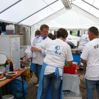 03-fur-leckerbissen-sorgten-die-fleisigen-helfer