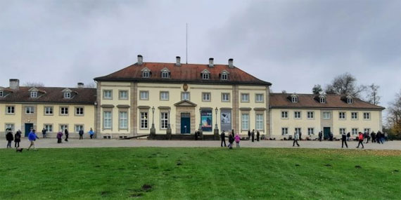 Boule vor dem Wilhelm Busch Museum